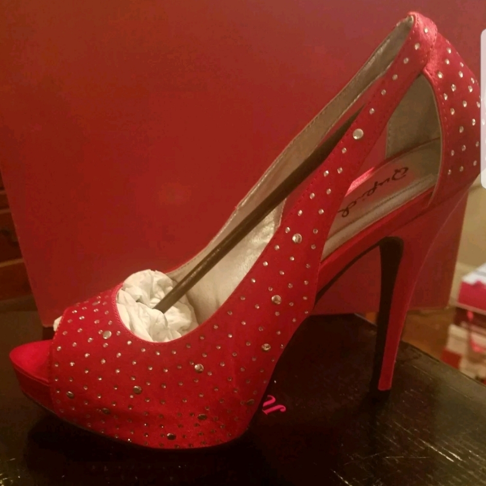 Peeptoe pump
